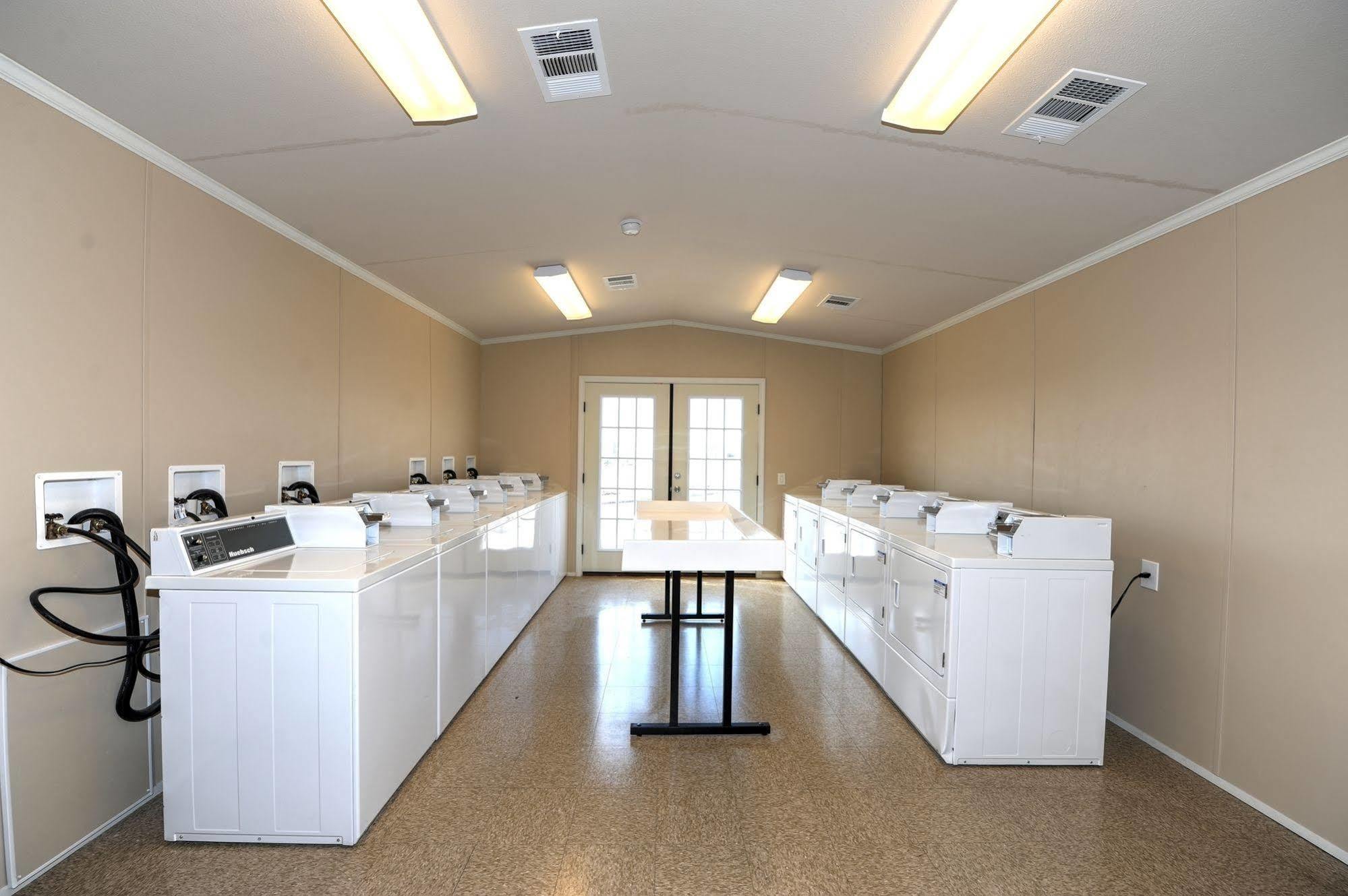 Instalodge Hotel And Suites Karnes City Esterno foto