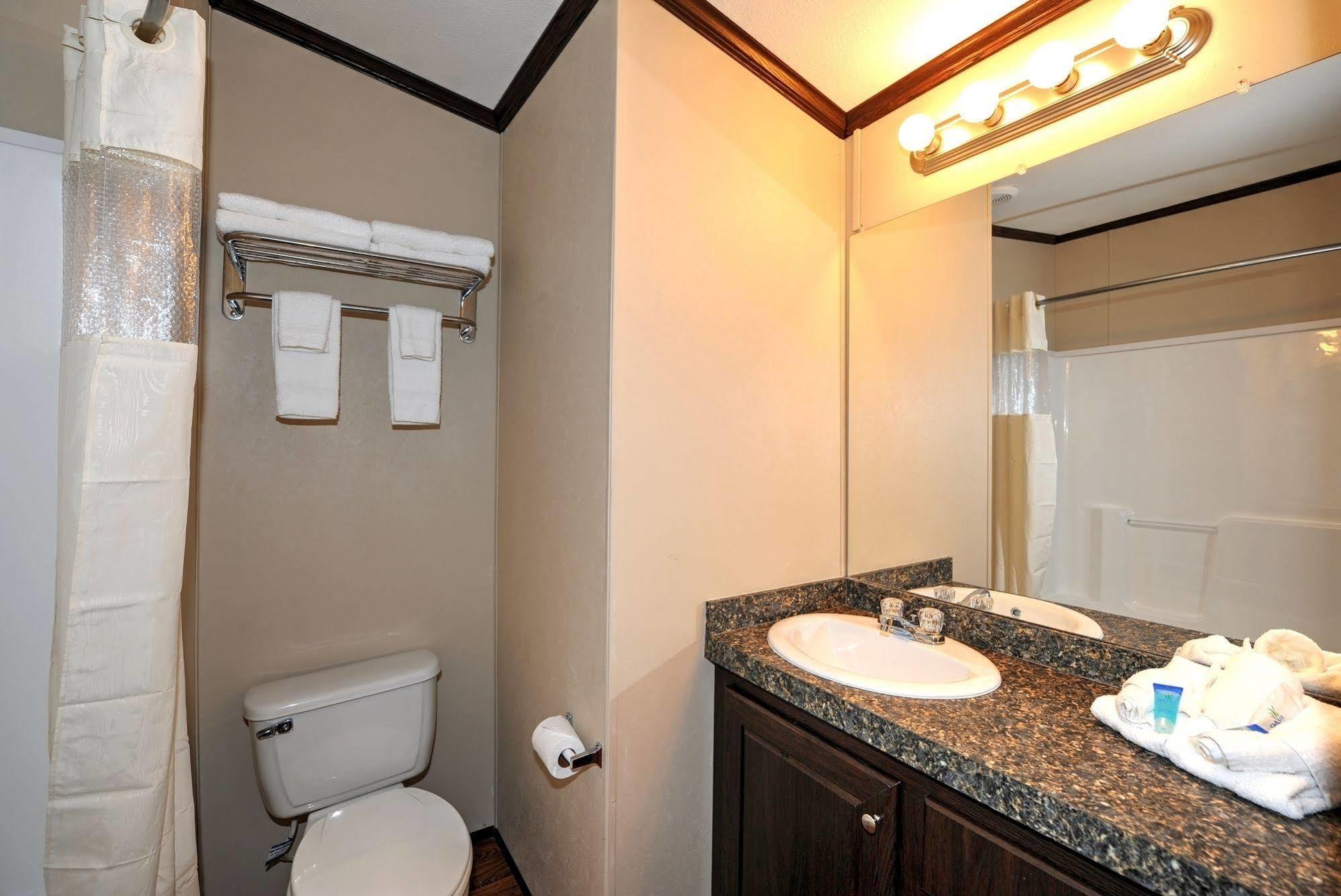 Instalodge Hotel And Suites Karnes City Esterno foto